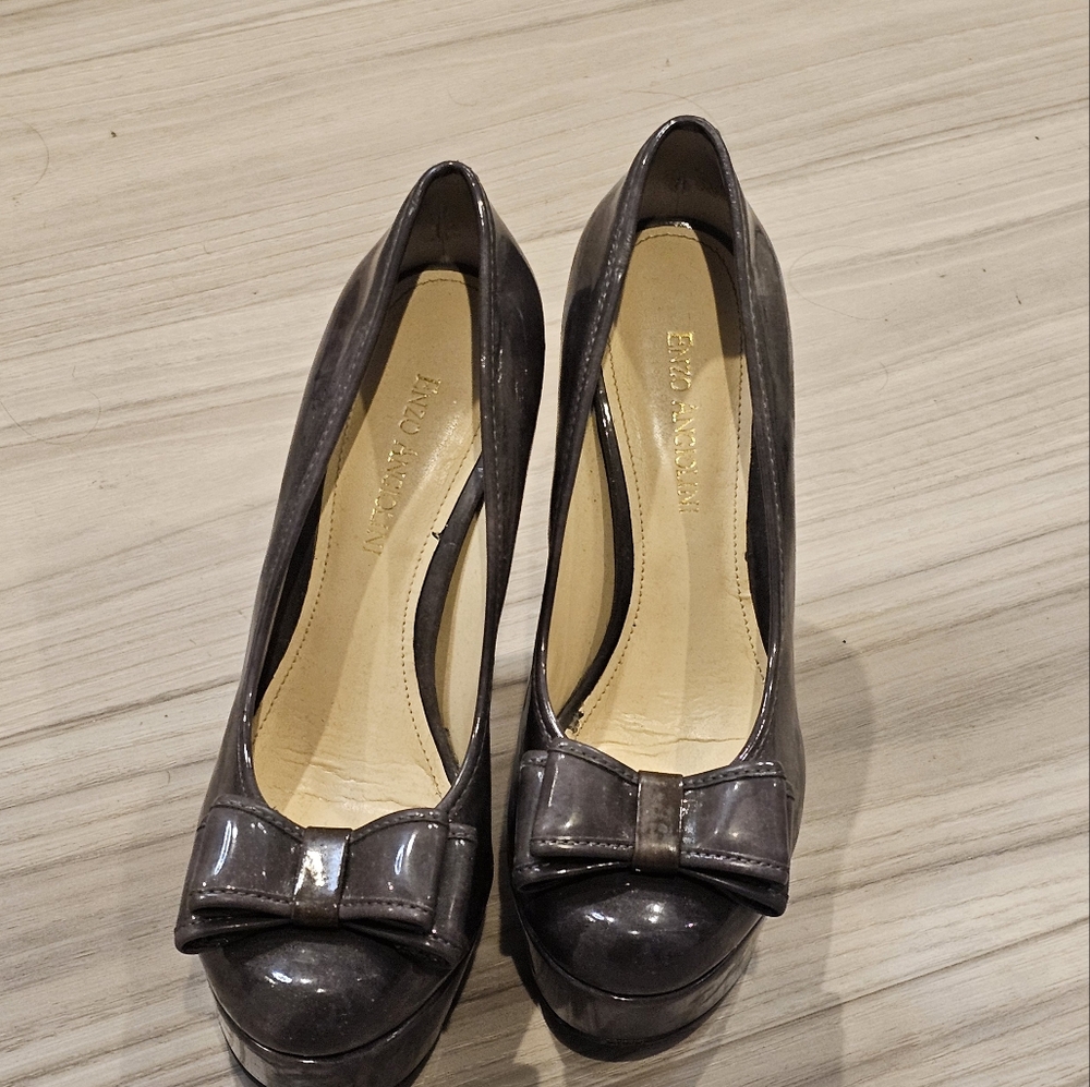 Pre-owned Enzo Angiolini Gray Heels with Glossy Finish and bow design